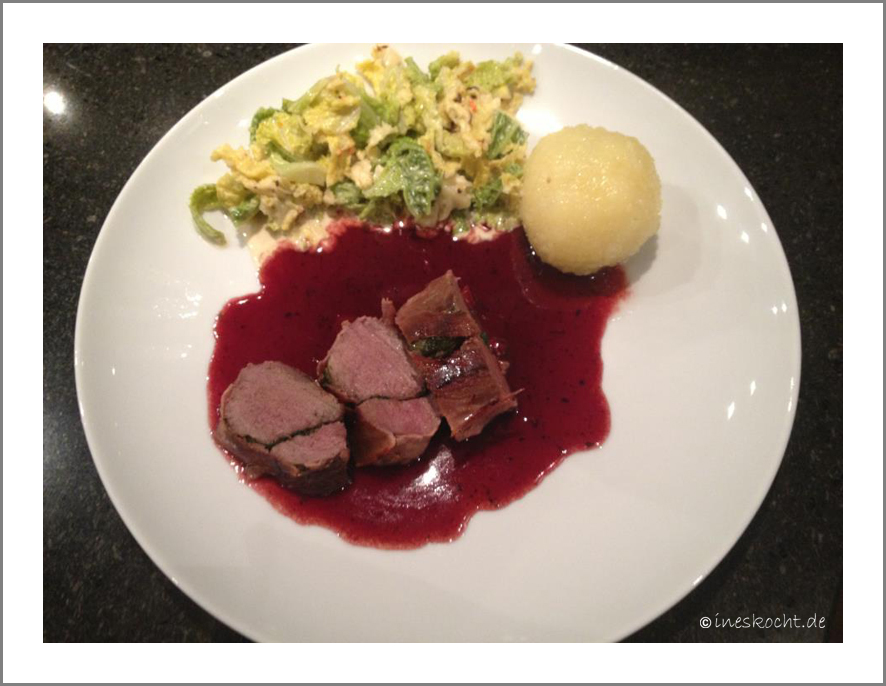 Sous-Vide Hasenrücken auf Johannisbeer-Rotweinjus mit Wirsingemüse